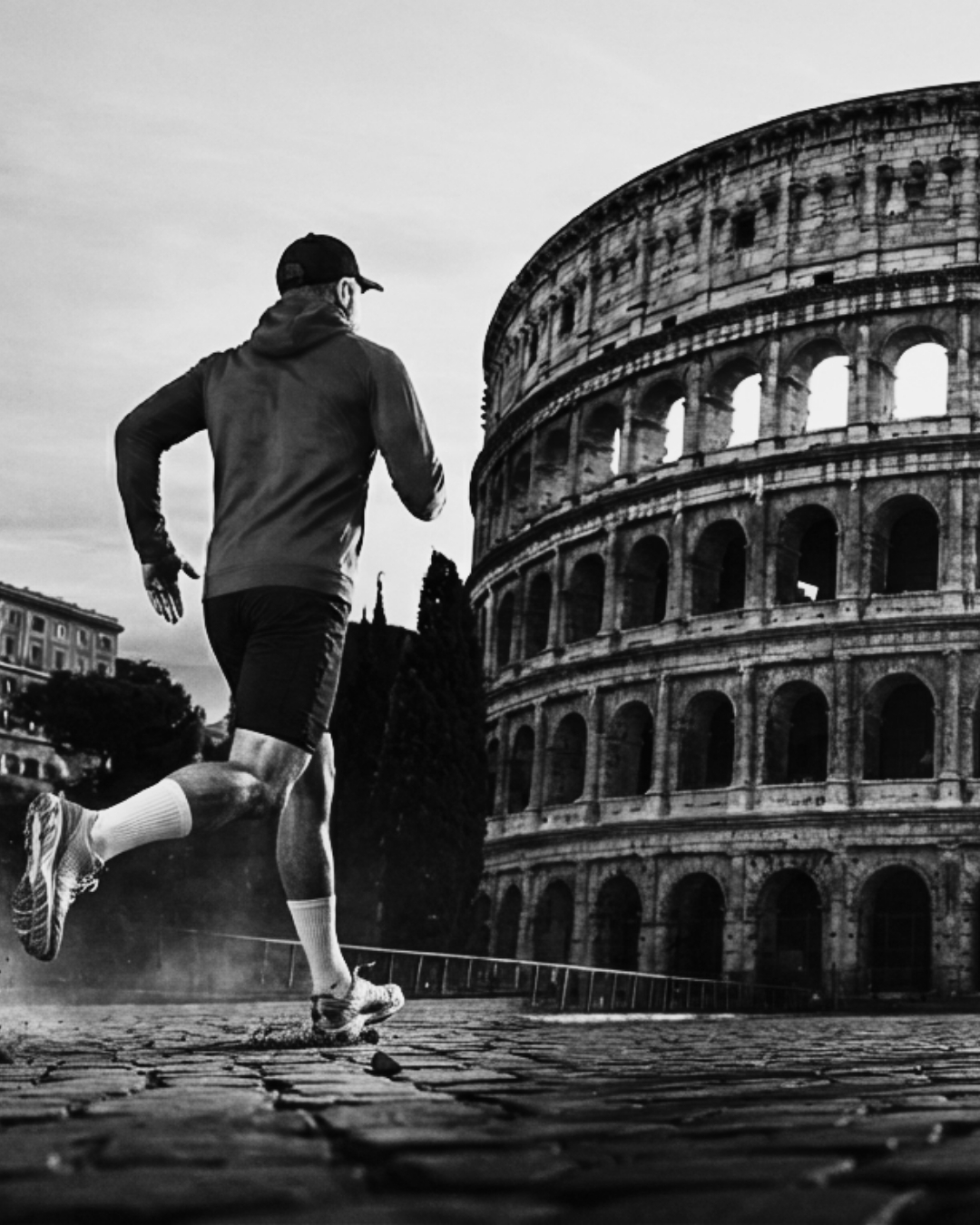sportivo che corre verso il colosseo con coordinato tecnico Kitai